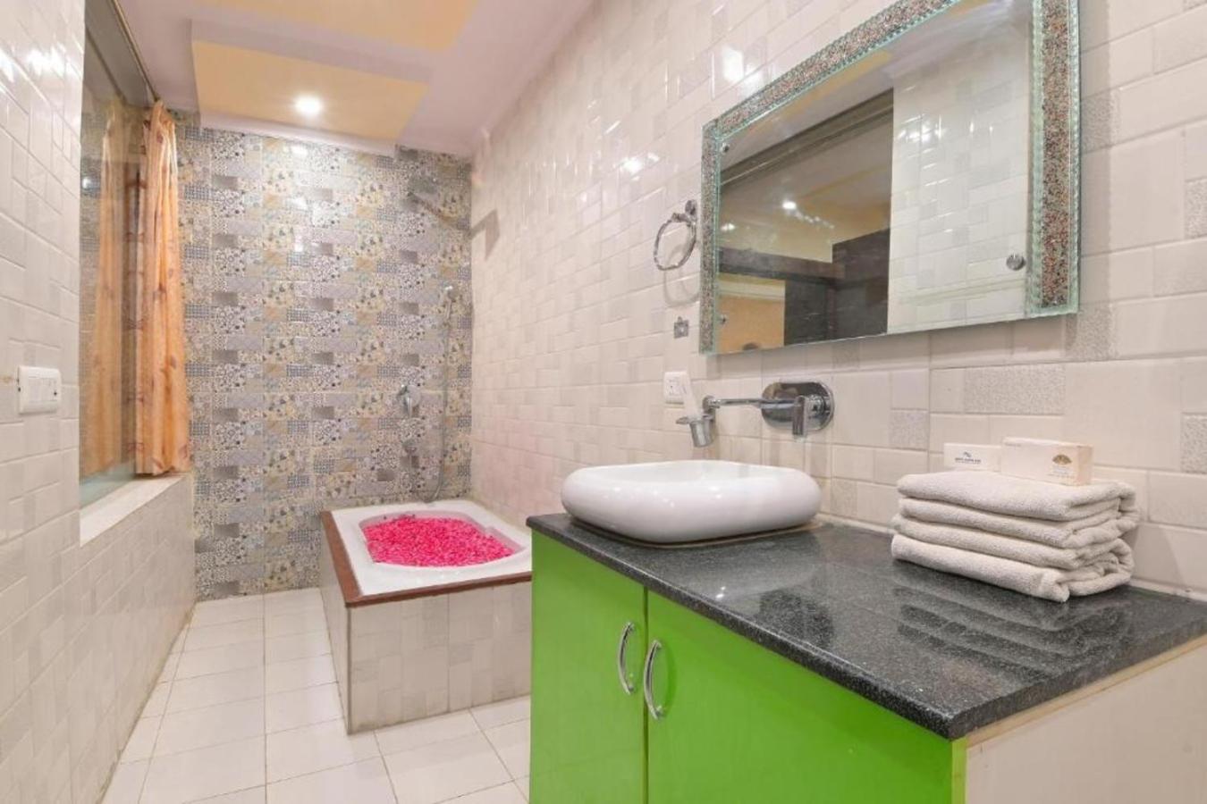 Hotel Castle Blue New Delhi Near Igi Airport Εξωτερικό φωτογραφία