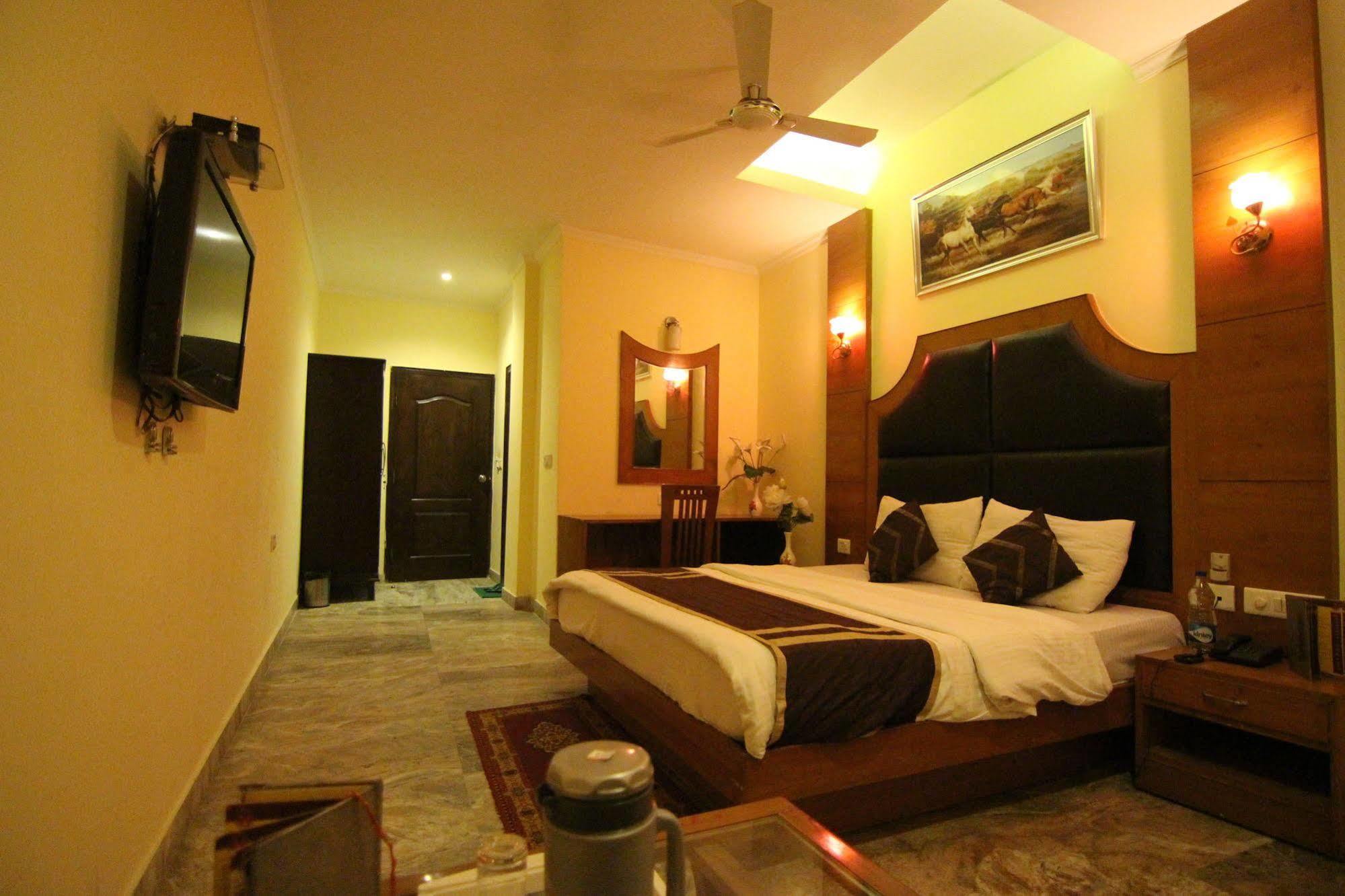 Hotel Castle Blue New Delhi Near Igi Airport Εξωτερικό φωτογραφία